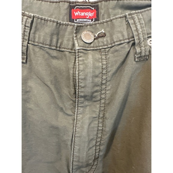 Wrangler Workwear Olive Green Utility Shorts Men's Size 36 Relaxed Fit - Picture 2 of 6